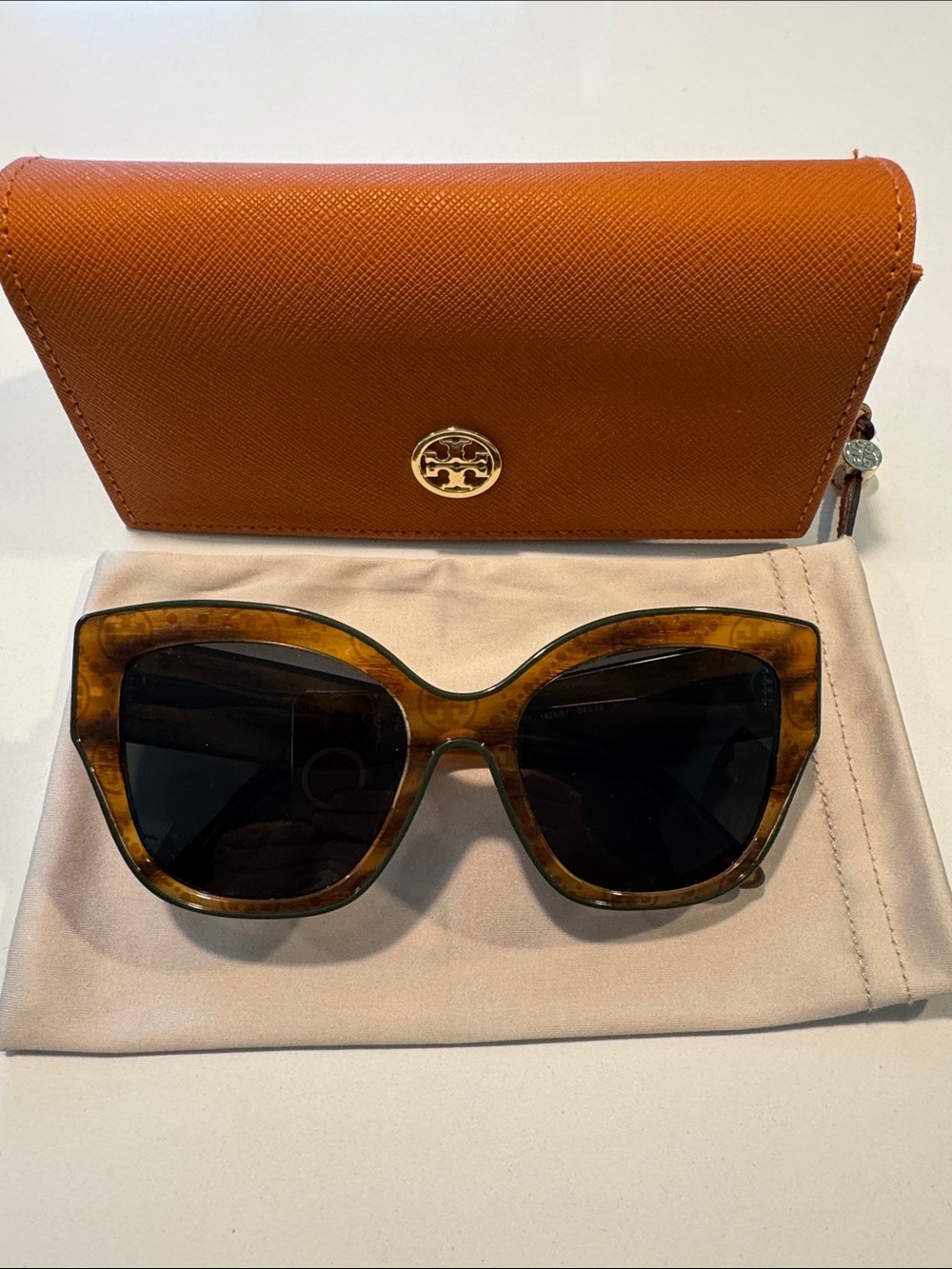 Brand new without tag Tory Burch Cat-Eye Sunglasses with brown cas